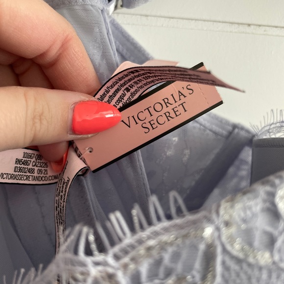 Victoria’s Secret lace bra top. Removable straps, corset back. BNWT size 34 B. - Picture 8 of 8